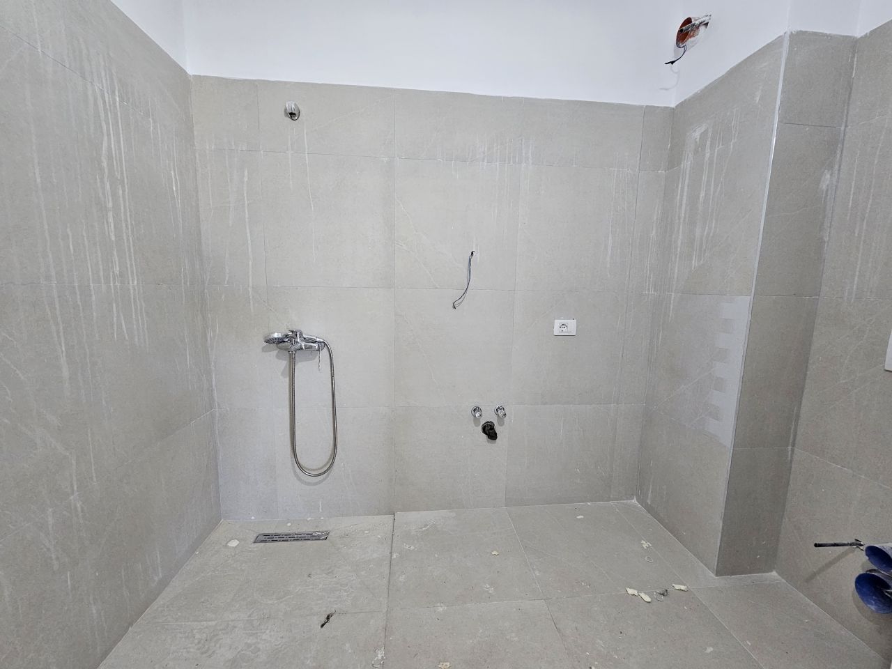 Leilighet med havutsikt til salgs i Radhime Vlore Albania